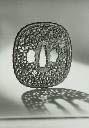 Tsuba (Stichblatt) mit Ranken und Blättern