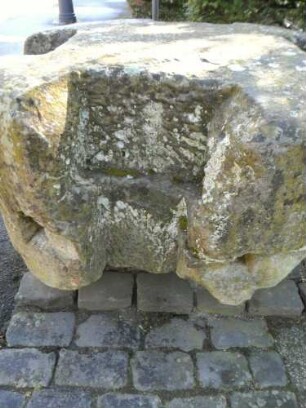 Stadtbild-Kelter (einst wehrhaft) - alter Kelterstein (Gewichtsstein einer Preßbalkenkelter)-gefunden 1981 bei Ausschachtungen - Ansicht 03