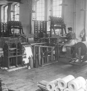 Vorarbeitsstuhl, Gesamtansicht : Technikgeschichte | Technologie | Fasern, Gespinste und Gewebe | Teppichweberei, Vereinigte Smyrna-Teppichfabriken AG, Cottbus | Velour-Teppiche