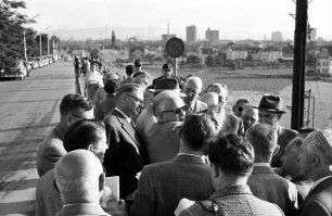 Weil am Rhein: Verkehrsminister Seebohm im Gesräch mit Journalisten auf der Friedlinger Brücke