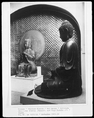 Sitzende männliche Statue (Tenno?) und Yogi-Buddha (?)