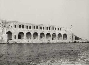 Gebäude (Fischhalle ?) am Südufer