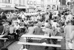 Freiburg: [Herrenstraße] mit Tischen