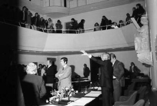 Freiburg: Demonstration im Ratsaal, Transparent im Ratsaal