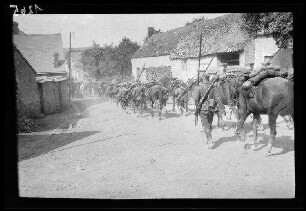 Crugny (Dep. Marne, Frankreich): "Kavallerie" mit Feldmütze, Lanze und geschultertem Gewehr neben gesattelten Pferden auf einer unbefestigten Ortsstraße (Rückansicht)