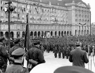Dresden-Altstadt, Altmarkt. Aufmarsch von Angehörigen der Kampfgruppen
