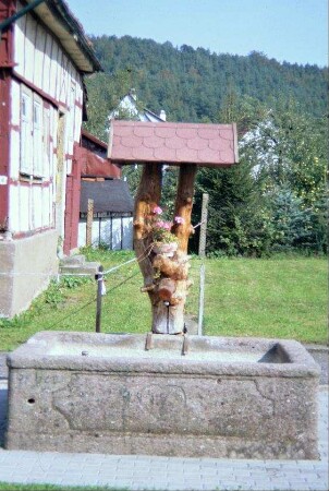 Laufbrunnen mit Steintrog am Dorfplatz