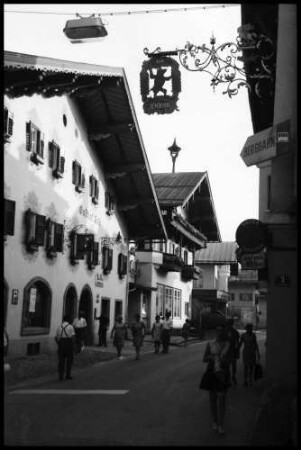 St. Johann: Gasse mit Aushängeschild [Speckbacherstraße]