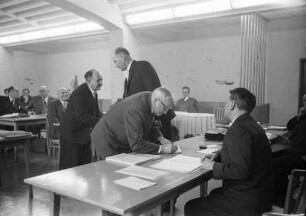 Verpflichtung der Kreisverordneten durch Landrat Josef Groß während der ersten öffentlichen Sitzung des am 8. November 1959 neugewählten Kreistags.