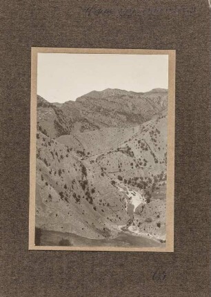 Quelle : Abdachung im Zagros-Gebirge mit der Quelle eines Flusses.