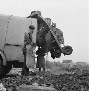 Reportage "Wohin mit dem Müll?". Fahrzeug beim Abkippen von Müll an einer Müllkippe