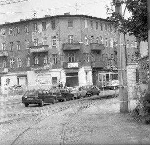 Berlin-Schöneweide, Wilhelminenhofstraße/Ecke Firlstraße. Wohnhaus mit Laden. Eckansicht von Westen