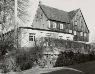 Neukirch, Wohnstallhaus : Neukirch (Kreis Bautzen), Wohnstallhaus, An der Wehrbrücke 7, um 1800, Straßenansicht mit Stützmauer