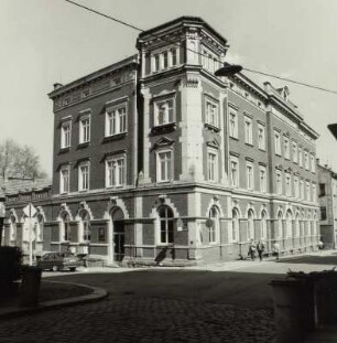 Auerbach, Friedensstraße (Nicolaistraße) 51. Wohnhaus mit Kreuz-Drogerie. Eckansicht