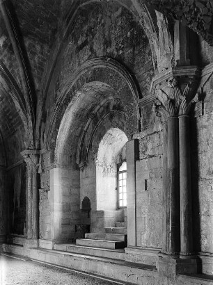 Castel del Monte. Burg (um 1240/um 1250). Inneres. Fenster mit Sitzen im Obergeschoss