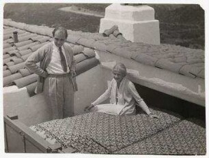 Die Schauspielerin Ann Harding mit dem Schriftsteller Paul Ludwig Stein auf dem Dach ihres Hauses in Hollywood. links: Paul-Ludwig Stein, rechts: Ann Harding