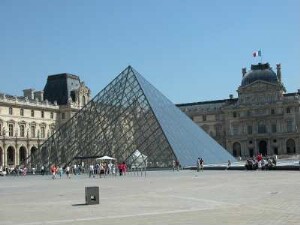 Museum Louvre. Die 22 m hohe puristische Glaskonstruktion der Pyramide ist ein signalkräftiges Symbol, das 4 Millionen Besuchern jährlich den Haupteingang zum Louvre weist