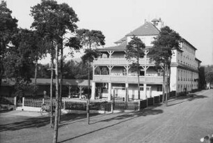 Coswig. Kreispflegeheim Wettinstift (1913, 1919-um 1935; E. Pönisch). Seitenansicht und Eingangsseite eines Erweiterungsbaus, Kinderheim mit Spiel- und Turnplatz