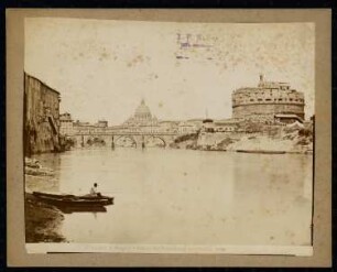 Engelsburg (Castel Sant’Angelo) und Engelsbrücke, Rom: Blick mit Petersdom im Hintergrund