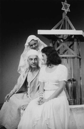 Aufführung des während der NS-Zeit verbotenen Dramas von Gotthold Ephraim Lessing "Nathan der Weise" mit Erich Ponto im Interimstheater "Tonhalle", Dresden. Links Charlotte Friedrich als Daja, rechts Erika Dannhoff als Recha