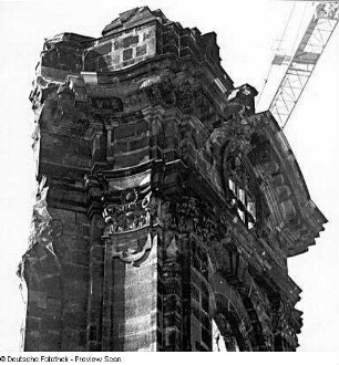 Dresden-Altstadt. Ruine der Frauenkirche während ihrer archäologischen Enttrümmerung. Nordwestturm