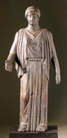 Statuette eines Mädchens im Peplos