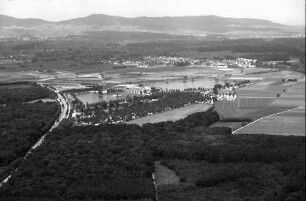 Freiburg, Hochdorf: Tunisee mit Champinganlage, von Süden, mit Kaiserstuhl