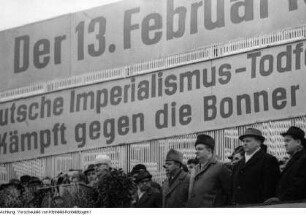 Dresden, Gedenkveranstaltungen anlässlich des 20. Jahrestages des anglo-amerikanischen Luftangriffes auf Dresden am 13./14. Februar 1945, Kranzniederlegung von französischen Gästen am Ehrenmal für die Opfer des Bombenangriffes , Großkundgebung mit Hermann Matern, 13. Februar 1965