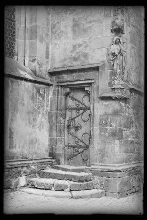 Nebeneingangstür in Marienkapelle mit Madonnen Statue