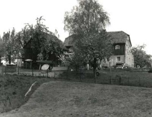 Panschwitz-Kuckau-Lehndorf, Bautzener Straße 12. Gehöft (1701/1800). Ansicht von Am Bach