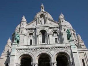 Paris Montmartre, Fassade der 1919 eingeweihten Kirche Sacre Coer