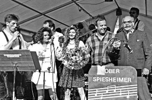 Weinfest: Wahl der Ahrensburger Weinkönigin an der Großen Straße: Königin Melanie Heimann mit den Oberspießheimer Musikanten, links Vorgängerin Nicole Thimm