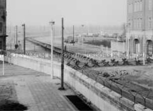 Blick auf die Mauer und die Grenzsperren am Potsdamer Platz