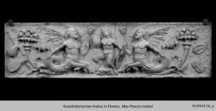 Camerino di alabastro : Ornamentrelief mit Satyrin