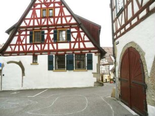 Stadtbild-Kirchplatz-Ansicht im Westnordwesten mit Giebelständigem haus am Bergle sowie Dekanat (im Kern 1561) mit Toreinfahrt im steinernen Stock