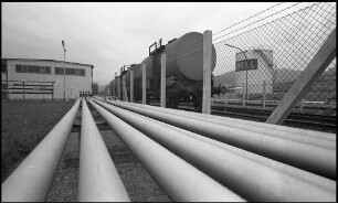 Freiburg: Shell Niederlassung, Rohrleitungen und Kesselwagen