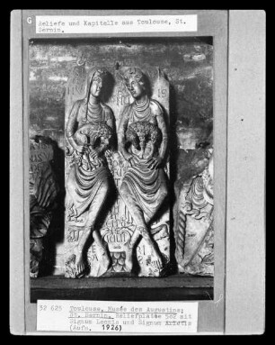 Zwei Frauen mit Löwe und Widder (signum leonis und signum arietis)