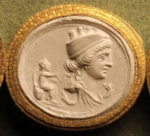 Profilkopf der Isis mit einer kleinen Horusfigur (Daktyliothek, Erstes Mythologisches Tausend)