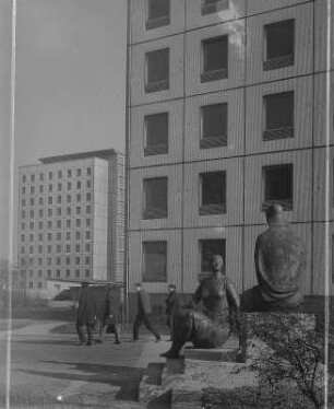 Dresden. Studentenwohnheime der TU Dresden, mit Skulptur "Studentische Jugend" von Wieland Förster (1963)