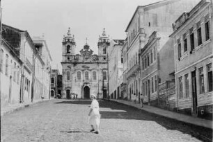 Kirche in Alt Bahia : Steil ansteigende Straße mit Blick auf eine Kirche