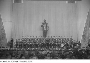 Blick auf die Bühne mit dem Ensemble der sowjetischen Streitkräfte