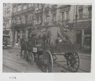 Ohne Angabe; Pferdefuhrwerk in Fahrt transportiert Gruppe Soldaten