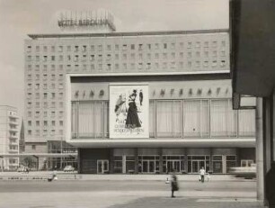 Berlin. Karl-Marx-Allee, Kino "International", dahinter das Hotel "Berolina"