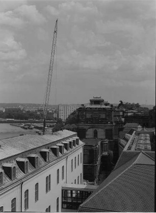 Dresden-Altstadt. Blick vom Ständehaus nach ONO. Auf Mobildrehkran (am Terrassenufer stationiert). und Kunstakademie