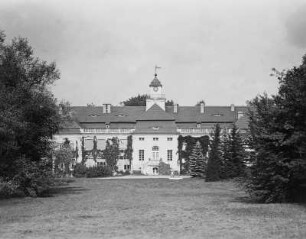 Pulsnitz, Barockschloss : Pulsnitz. Barockschloss (ab 1718, Uhrturm und Veranda 1904; G. H. von Mayenburg) mit Rittergut, Gartenseite