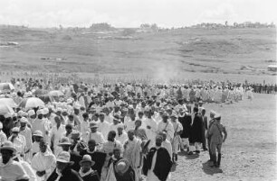 Maskalfest in Gonder : Blick auf die versammelten Menschen auf dem Festplatz in Gonder während des Maskalfests.