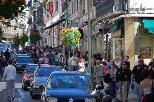 Cannes - Einkaufsstraße : Einkaufsstraße mit Zentrum von Cannes, aufgenommen 2006