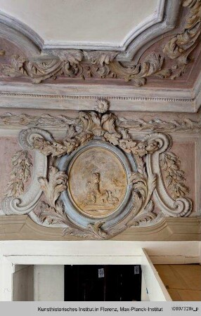 Szenische Stuckreliefs mit Putti : Putto mit Hunden