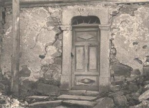Tür eines Wohnstallhauses in Pannewitz : Bauwesen - Tore. Ort: Banecy / Pannewitz. Haustür eines alten Wohnstallhauses.