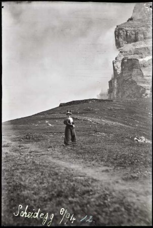Louise Mayer vor dem Eiger, von der Kleinen Scheidegg aus gesehen